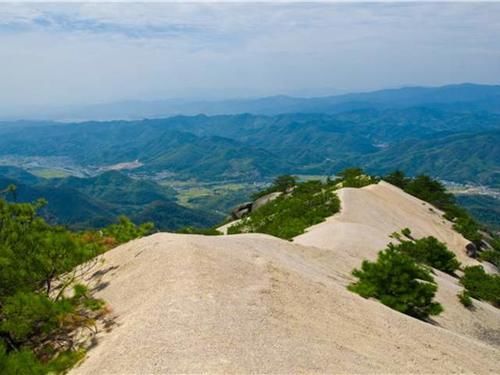 神山|安徽一座神山，山顶被“沙子”覆盖，被称为“高山中的沙漠”