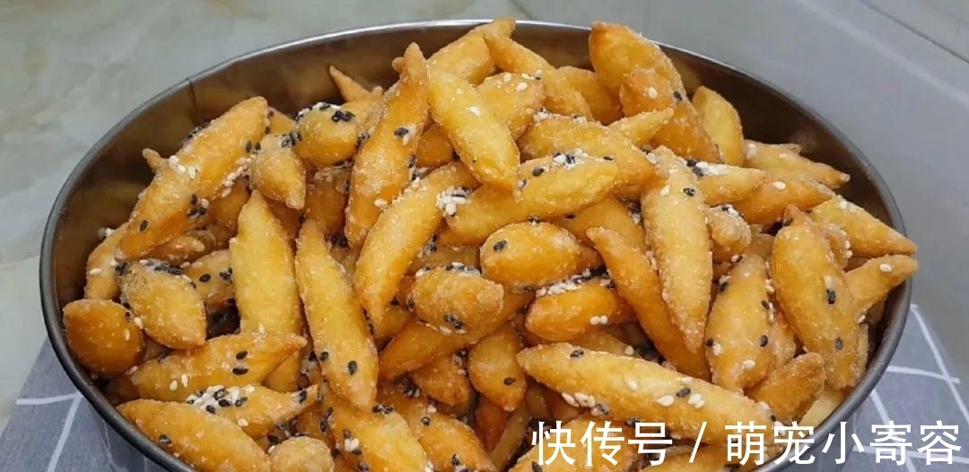 麻花|面粉别炸油条了，撒2把芝麻，外皮焦脆又香甜，比油条麻花好吃
