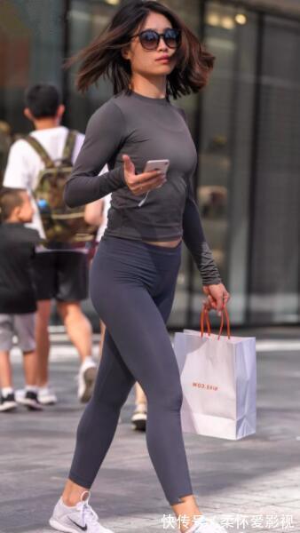 时髦 穿打底裤不一定要配高腰上衣,这两种穿搭时髦减龄也挺好看