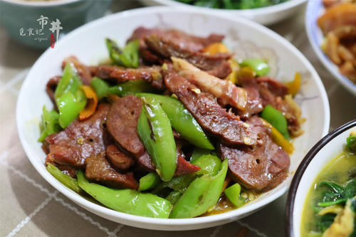 一家6口的“实惠”午餐,菜不精致但下饭,网友:正经过日子的人家