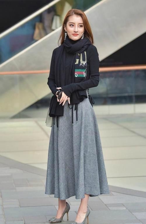 半裙配针织上衣，暖和又精致，是很好的选择