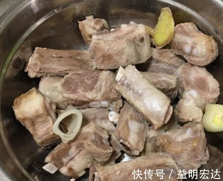 为什么给排骨焯水之后肉质更腥更柴了？水用错了，好吃才怪