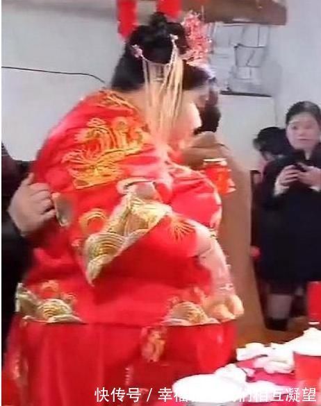 陪嫁|90后小伙娶325斤“膘妻”,网友刚要同情,看到陪嫁不淡定了
