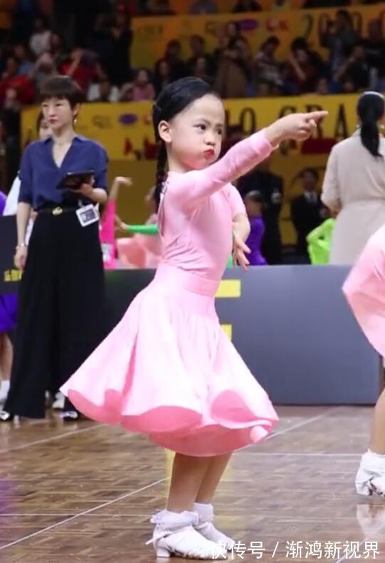 生活环境|表情最“凶”的拉丁舞萌宝火了,舍我其谁的气场,就问你怕不怕