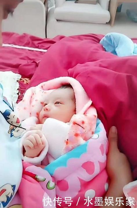 宝妈|非洲妈妈坐月子，怀中宝宝肤色“亮了”，网友：中国爸爸基因太强