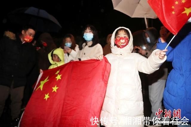 凯旋|中国女足凯旋球迷冒雨迎接