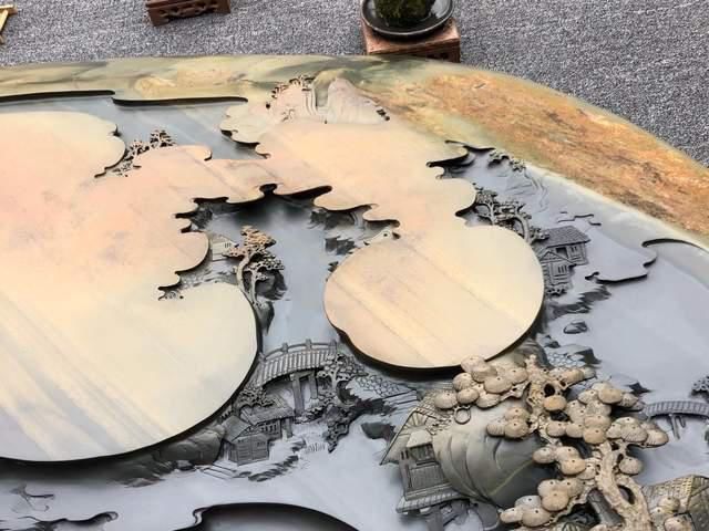 真正的“难得一见”,把长近2米的石头刻成山水画,还制成了茶盘