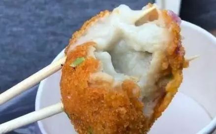 抢光|下岗夫妻街边卖“独特小吃”,路人围观却不买,尝过后瞬间被抢光