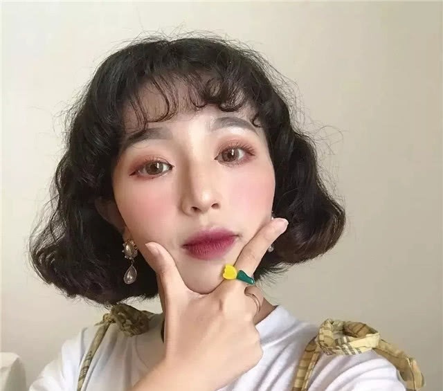 小姐姐 上了年纪的女人,尽量少弄这“4种”发型,显老不说还拉低气质!