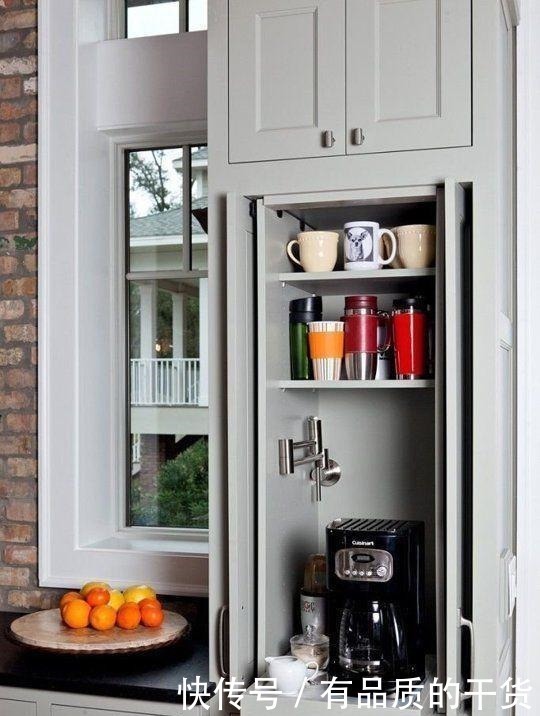 饮水机|我当初怎么没想到,柜子下多加1块小抽板,专门拿来放小厨电超赞!