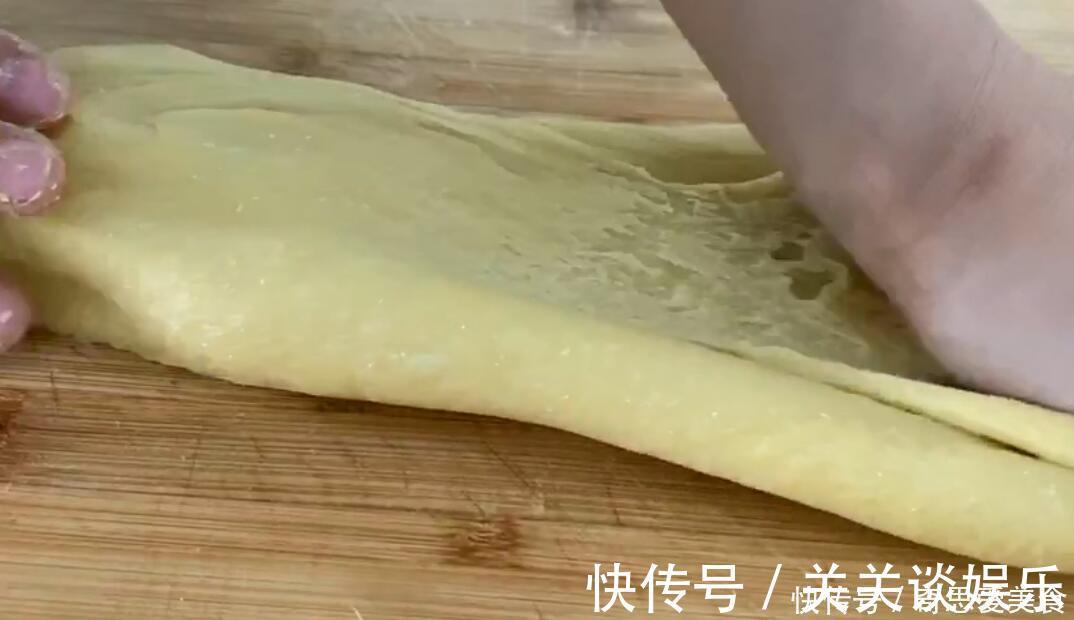 豆沙卷|想吃面包不用买了，4个鸡蛋一碗面，做出来的面包又拉丝又暄软