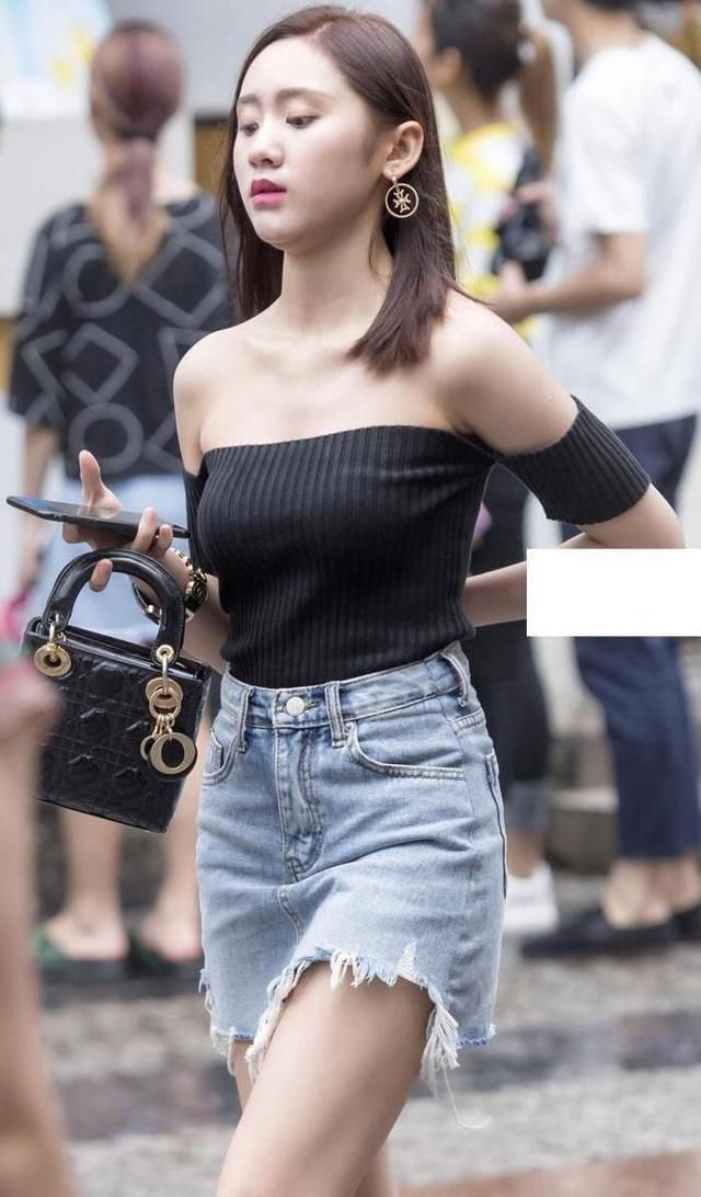 可爱|牛仔半身裙搭配一字领背心, 清凉又减龄, 看上去清纯又可爱
