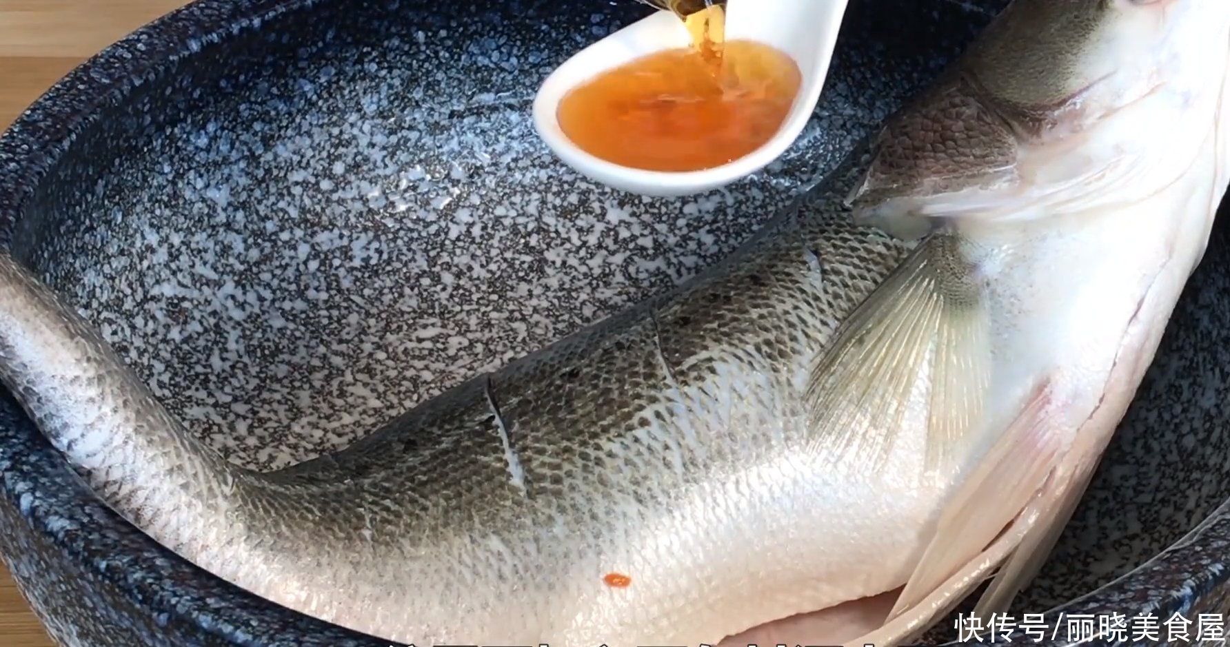 不管煎什么鱼，切记不要直接下锅，教你一招，不粘锅不掉皮