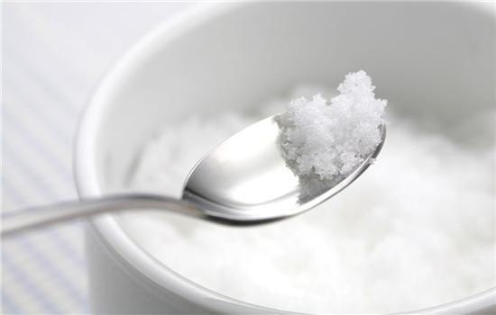 一个月|早上坚持用盐水洗脸,一个月后,脸部变化明显,女生要知道的诀窍