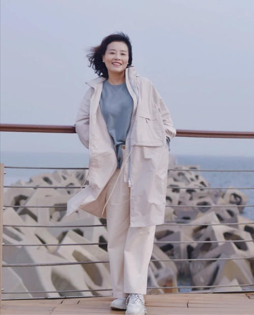 40＋的女人想摆脱老气，要学会“穿衣有度”：一不扮嫩，二需得体