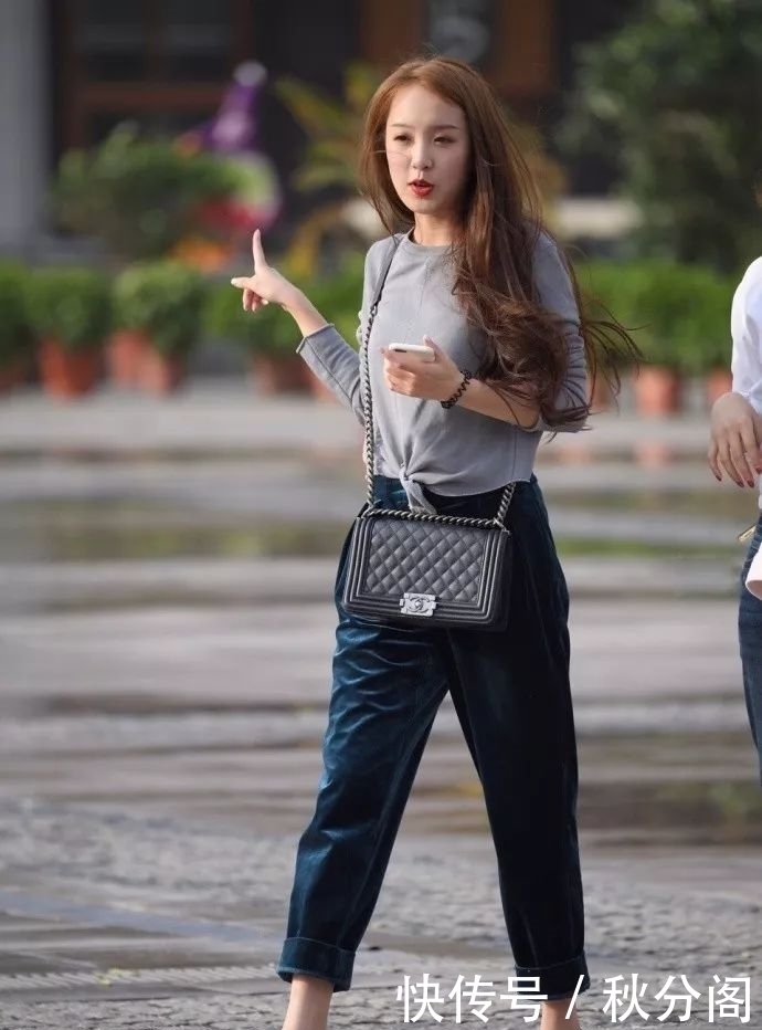 街拍:牛仔短裙搭配个性十足的短款T恤,既休闲随性又柔美