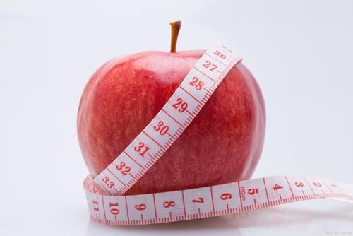 体重|每天仅吃1个苹果，1个月会瘦几斤？短期减重、长期反弹，你自己选