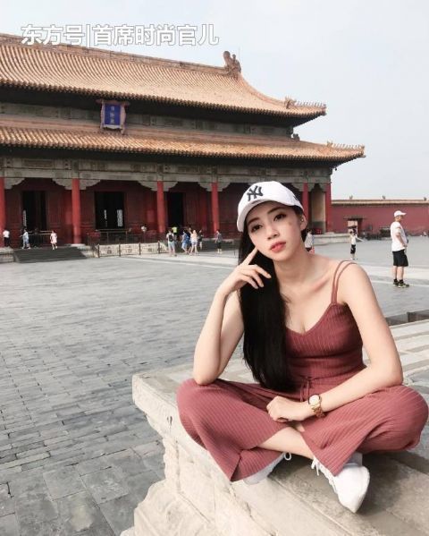 沐春风|美女街拍穿搭打底裤的小姐姐，曲线纤瘦，活力十足