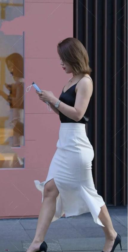 美女街拍:清澈甜美的连衣裙穿搭,尽显女性的柔美