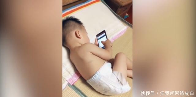 老爸|1岁宝宝偷玩老爸手机,听到爸爸脚步声后,宝宝的反应太机智了