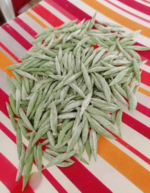 引发食欲的五彩缤纷小鱼面的做法，好看又好吃