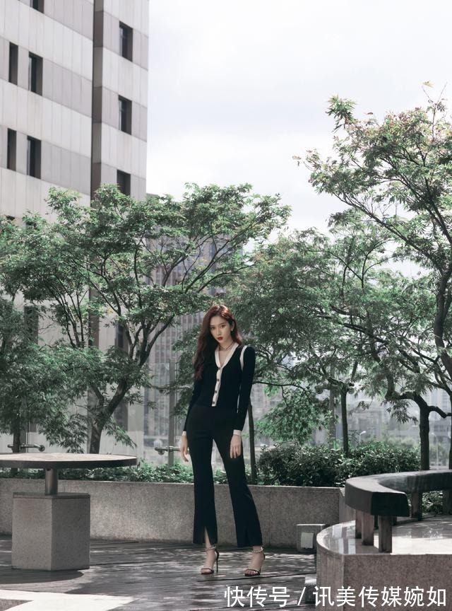 刘令姿|都说刘令姿是“超模身材”,穿针织衫配长裤比例惊艳,优雅又干练