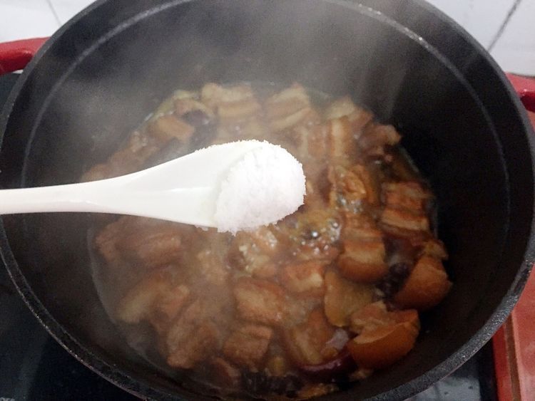 红烧肉不会做?这种做法我用了十几年,肥而不腻,上桌瞬间光盘