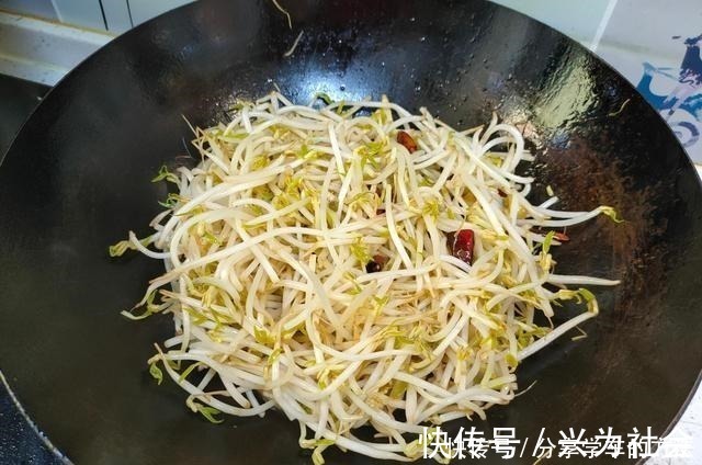 炒豆芽不焯水,也不直接下锅炒,大厨这样做,脆爽入味不出水