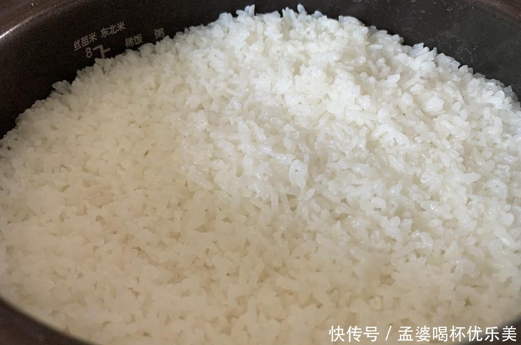 蒸米饭时，别只会加水蒸，多加这几步，蒸出的米饭又香又软