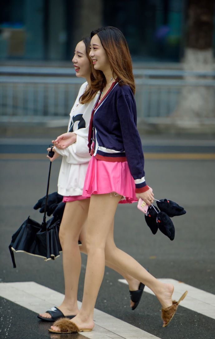 街拍:小姐姐一身装扮,就是街头最美丽的风景线