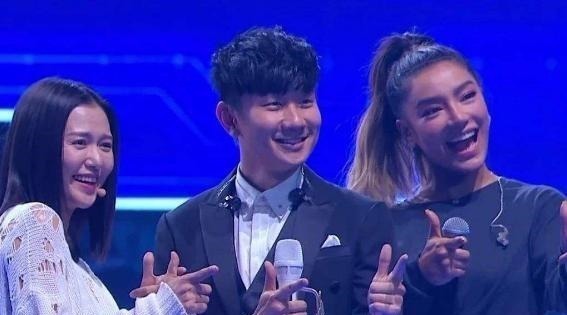 同樣都是“超女”走紅,當(dāng)年的亞軍已是導(dǎo)師,而冠軍卻仍是選手