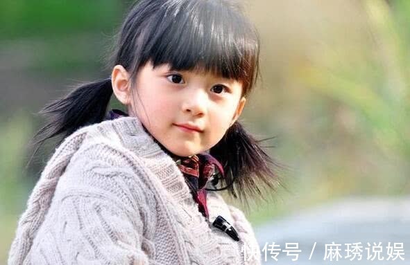 宝宝|宝宝拽住产科医生不撒手,众人看后笑喷,网友小家伙脾气还挺大