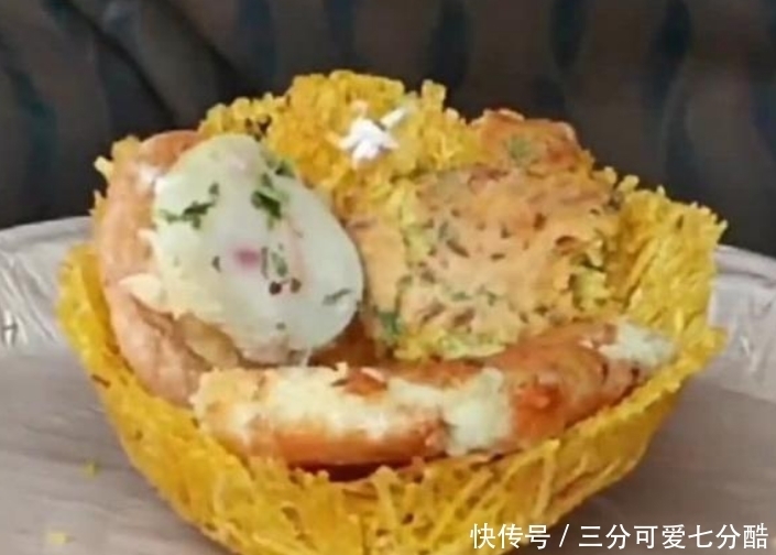 小吃|大妈街头巧卖“黄金碗”,10元一个,顾客:这碗真好吃