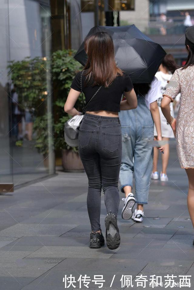 我的女孩|小款黑色T恤，搭配时尚小脚牛仔裤，再配上老爹鞋舒适又高级