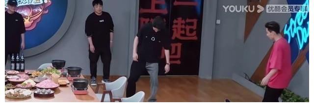 香菜|王一博笑到不能停，喜獲一波王炸新杯子，香菜依舊是最愛！