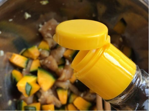 这是一道吃再多也不担心胖的菜，荤素搭配，相当低脂