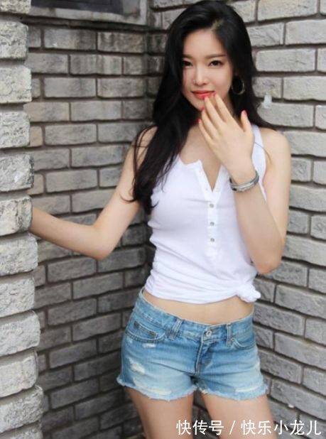 东方女性 衬衫搭配紧身牛仔裤,简约的穿搭,彰显东方女性时尚气质