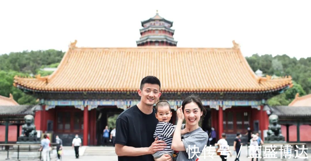 小咖啡|《羽毛球》封面来了！谌龙放缓步调，品味人生的浓香悠长！