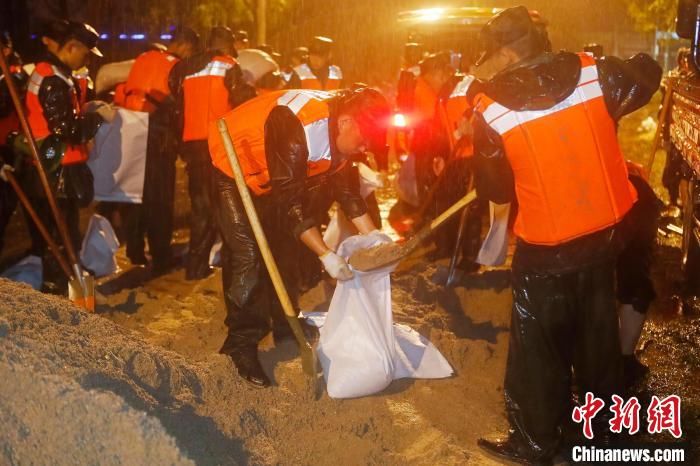 燃眉之急|台风过境引发居民区内涝 上海武警雨夜驰援解燃眉之急