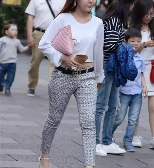 气质|街拍美女小姐姐的清爽穿搭,展现出了灵动迷人的典雅气质