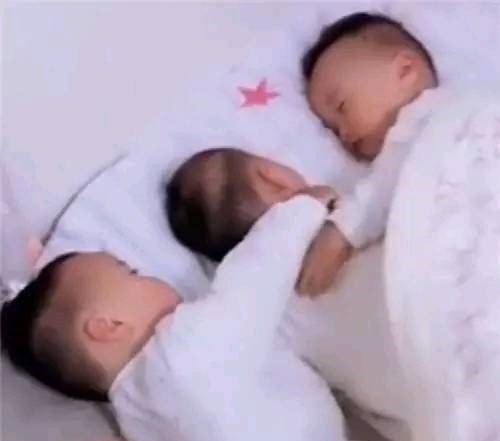 大宝|三胞胎兄弟一起睡觉,妈妈掀开被子看到大宝二宝的动作,被暖到了