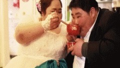 |搞笑GIF趣图：夫妻相相似度百分之九十九，好幸福哦