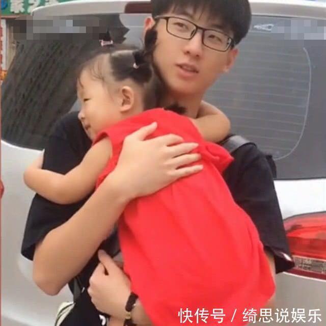 林妹妹|相差13岁的哥哥去接妹妹放学,却迟到了,被妹妹的反应暖化了