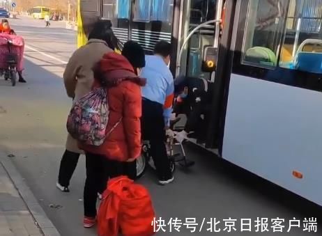 热心乘客|暖！一女士乘轮椅搭公交车，司乘和热心乘客伸援手相助