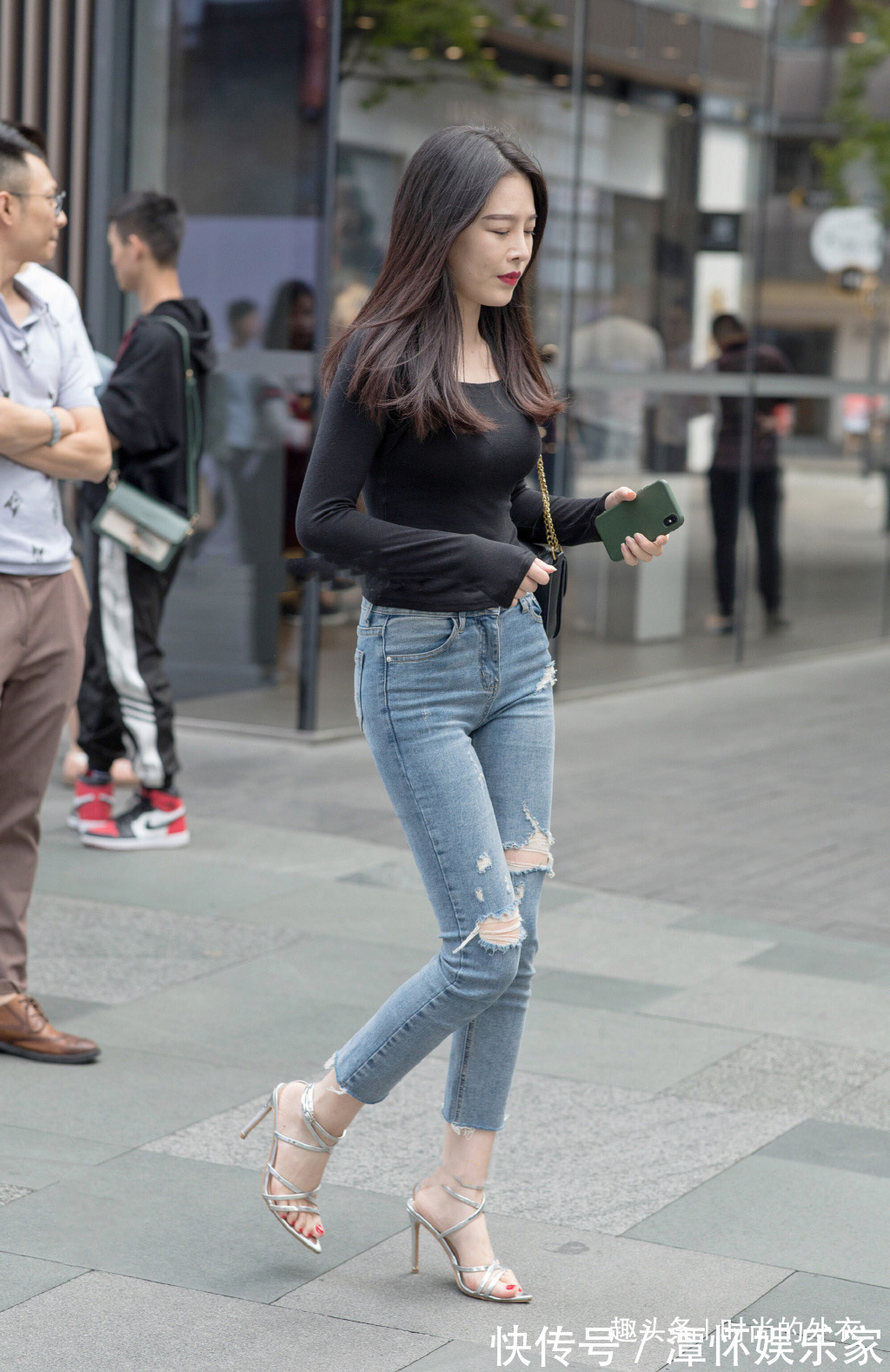 高冷 牛仔裤时尚又实用,用心穿搭让气质显得优雅又高冷