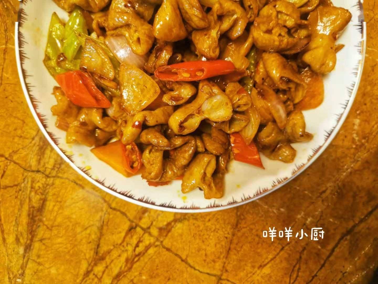 大肠|爆炒肥肠还是自家做的吃得过瘾，肥肠脆嫩入味还不腻，下酒又下饭