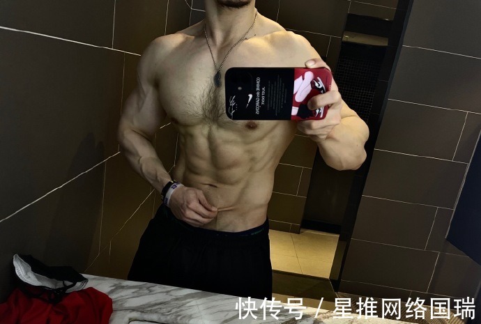 健身房|麒麟臂健壮如腿，胸肌咄咄逼人，啤酒火锅没在身上留一点痕迹！