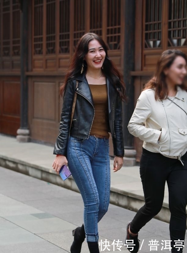 美眉|街拍:气质风韵紧身牛仔裤,漂亮长发美眉!