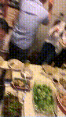 |搞笑GIF:这模特脚崴了还能继续走路?