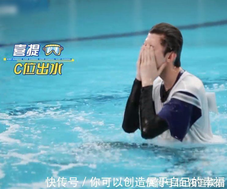 蔡徐坤在《跑男》中下水，脫妝之后素顏引熱議，簡直是內(nèi)娛天花板